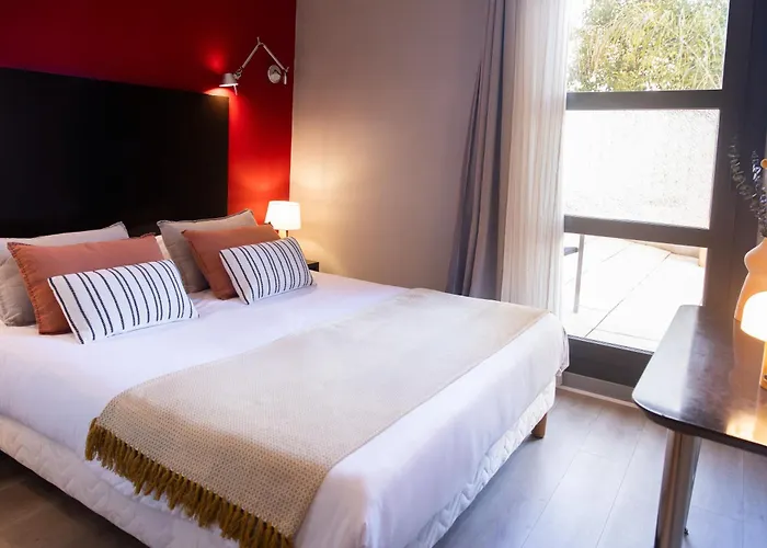 Hôtel les jardins du canal - piscine chauffée à 28 degrés - parking gratuit - garage - bornes électriques - accueil vélos et motos - kids friendly-solaire ecoresponsable